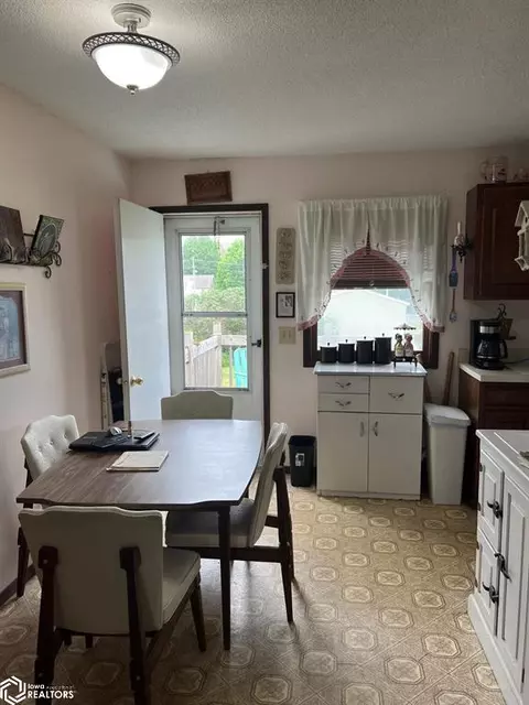 1004 E 5th St, Vinton, IA 52349 photo 6