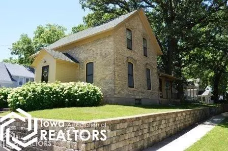 101 S 9th St, Clear Lake, IA 50428