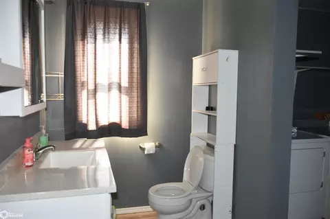 Bath - 702 12th Ave, Eldora, IA 50627 photo 1 of 2