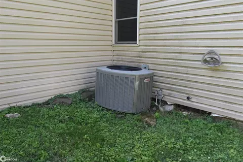 Exterior - 702 12th Ave, Eldora, IA 50627 photo 7 of 9