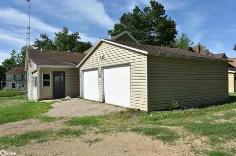 Exterior - 702 12th Ave, Eldora, IA 50627 photo 5 of 9