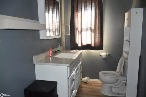 Bath - 702 12th Ave, Eldora, IA 50627 photo 2 of 2