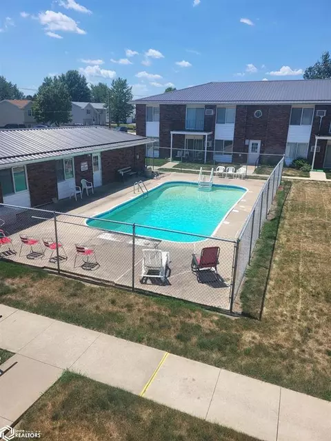 1503 SW 3rd St #2H, Vinton, IA 52349
