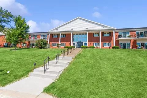 608 E Olive St #211, Marshalltown, IA 50158
