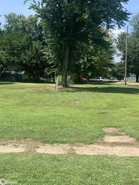 533 N Prairie St, Wapello, IA 52653