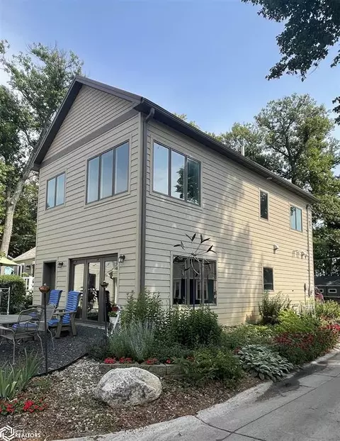 15293 Pascal St, Clear Lake, IA 50428