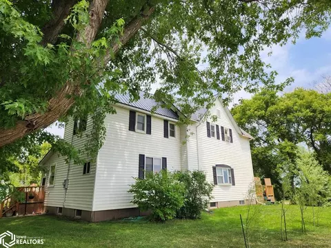 8572 315th St, Clear Lake, IA 50428