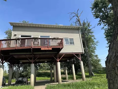 305 Edgewater Beach Rd, Burlington, IA 52601