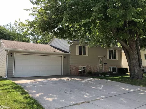 1208 N 5th St, Clear Lake, IA 50428