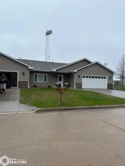 1735 Deer Run Dr, Burlington, IA 52601