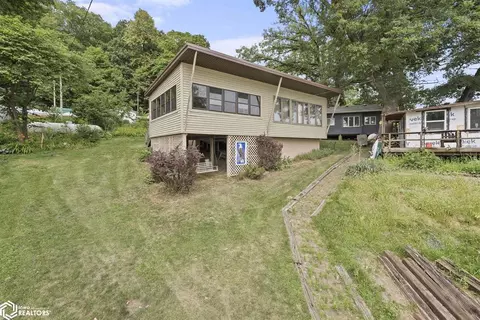 9852 F Ave, Wapello, IA 52653
