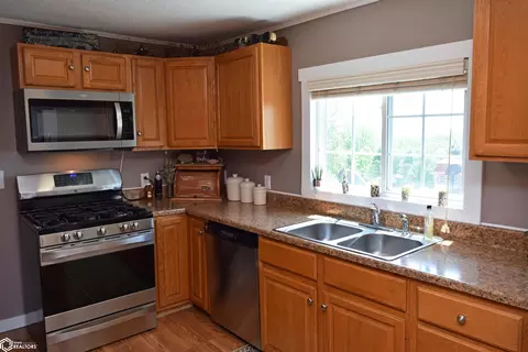 598 High St, Eldon, IA 52554 photo 3