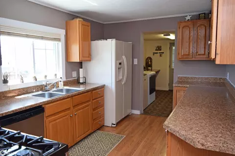 598 High St, Eldon, IA 52554 photo 4