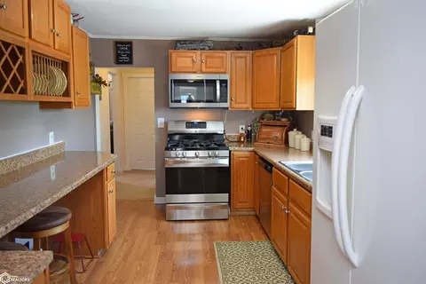 598 High St, Eldon, IA 52554 photo 2