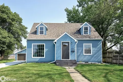 606 E 1st Ave, Indianola, IA 50125