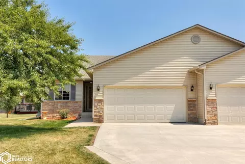 6049 Meadowlark Ct, Pleasant Hill, IA 50327