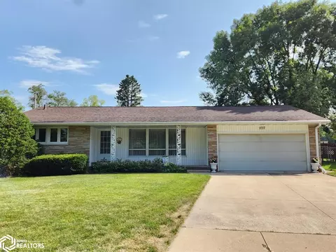 1737 Hillcrest Dr, Mason City, IA 50401