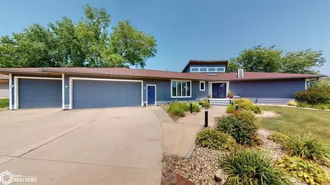 940 Briarstone Dr, Mason City, IA 50401