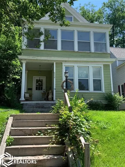 824 N 3rd St, Burlington, IA 52601