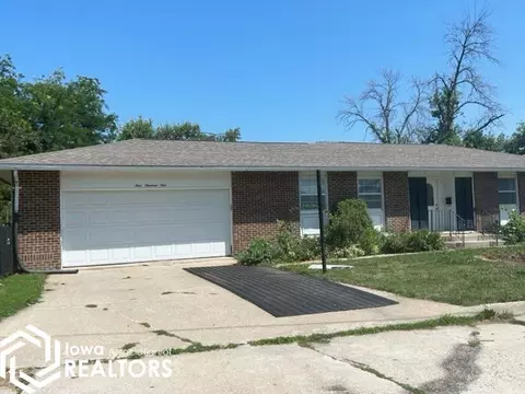 409 E 10th St, Tama, IA 52339