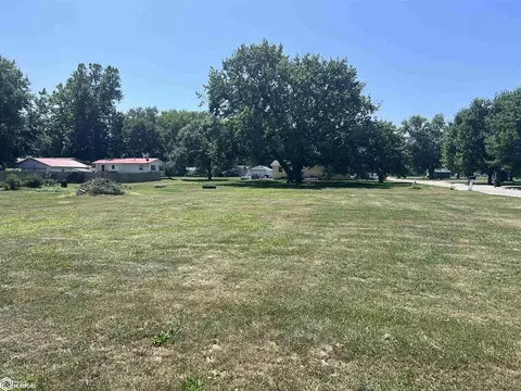 506 Market St, Eddyville, IA 52553