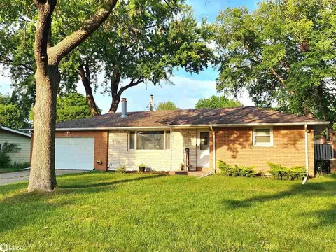 1758 Hillcrest Dr, Mason City, IA 50401