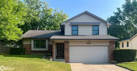 8221 Hammontree Dr, Urbandale, IA 50322