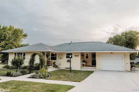 205 2nd St SW, Buffalo Center, IA 50424