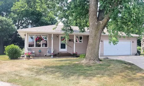 7 Country Club Pl, Garner, IA 50438