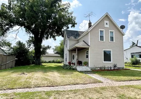 107 Riverside Dr, Marshalltown, IA 50158