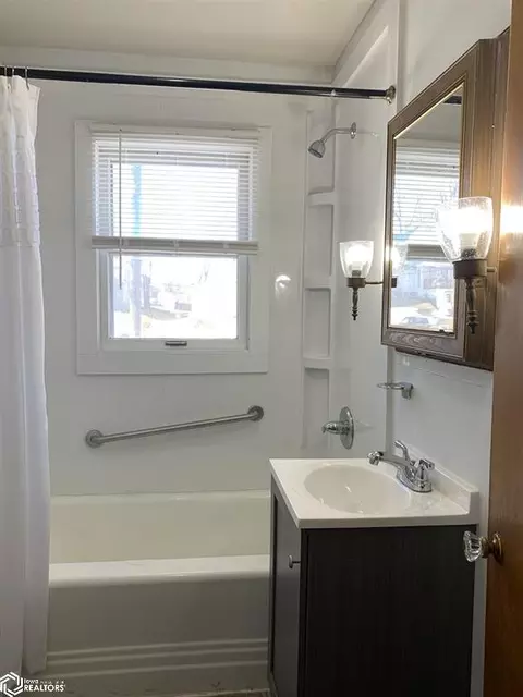 Bath - 504 W 506 W Summit St, Creston, IA 50801 photo 1 of 1