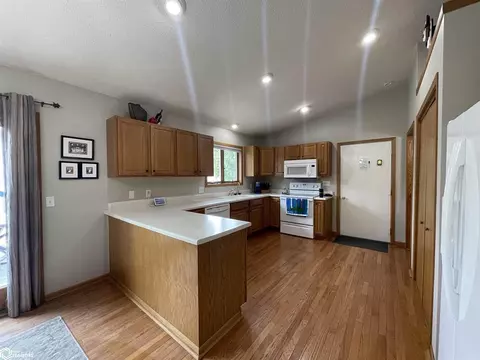 320 W Lyons, Garner, IA 50438 photo 4