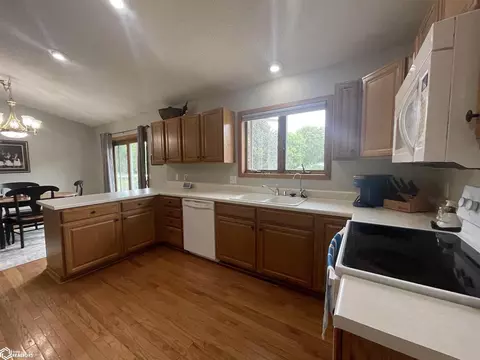 320 W Lyons, Garner, IA 50438 photo 5