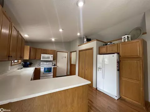 320 W Lyons, Garner, IA 50438 photo 3