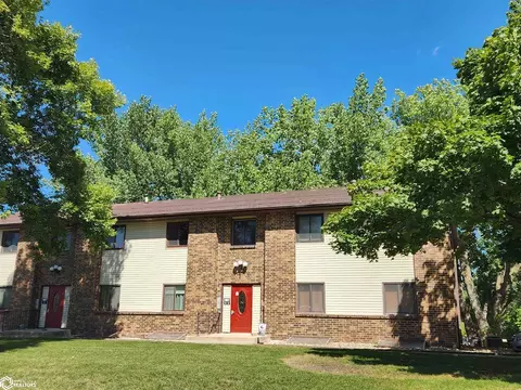 667 Briarstone Dr #9, Mason City, IA 50401
