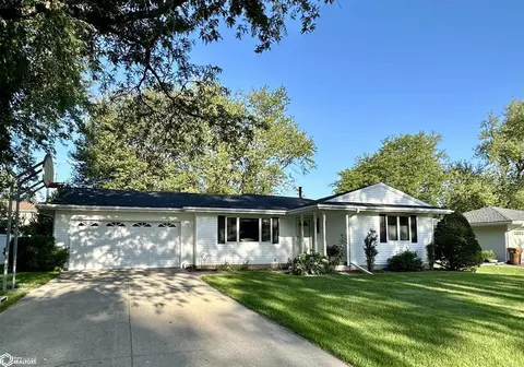 1827 Spencer St, Grinnell, IA 50112