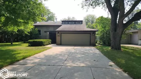 314 Willowbrook Dr, Mason City, IA 50401