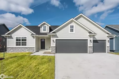818 Woodside Dr, Marshalltown, IA 50158