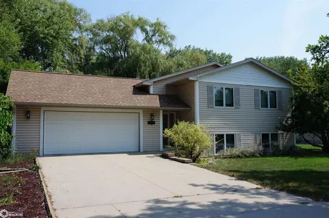 1090 Birch Dr, Mason City, IA 50401