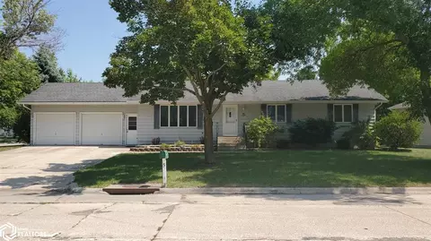 5 Bunker Hill Sq, Mason City, IA 50401
