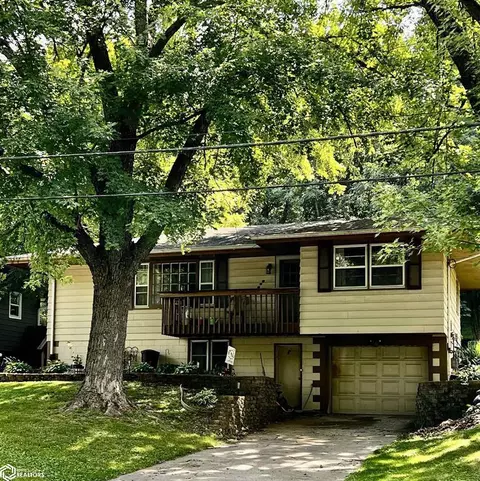 542 Hagerman Dr, Muscatine, IA 52761