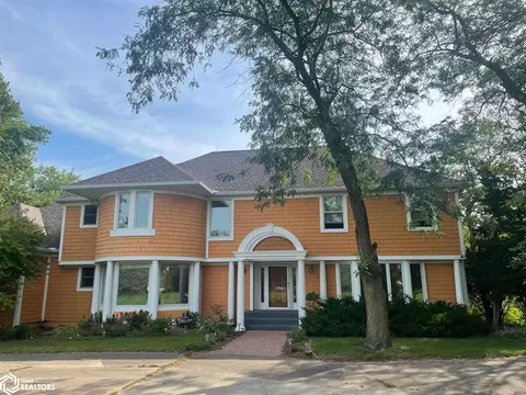 2011 N B St, Fairfield, IA 52556