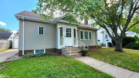 707 Crescent Pl, Mason City, IA 50401