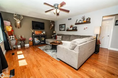 406 E Maple Ave, Conrad, IA 50621 photo 10