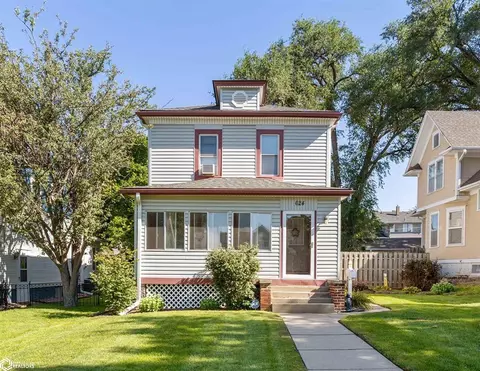 624 Oakland Dr, Council Bluffs, IA 51503