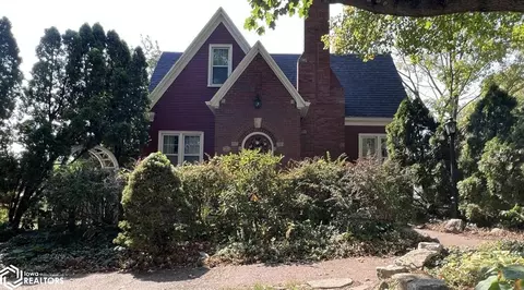 1127 Smith St, Burlington, IA 52601