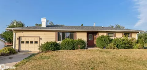 401 Debra Dr, Marshalltown, IA 50158