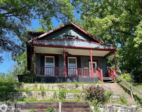 121 N Garfield Ave, Burlington, IA 52601