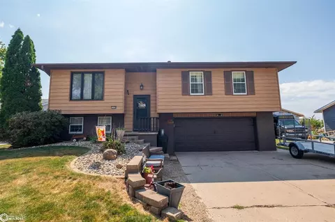 1320 Greenfield Dr, Marshalltown, IA 50158