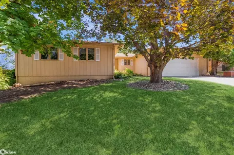 1910 Blossom Ln, Marshalltown, IA 50158